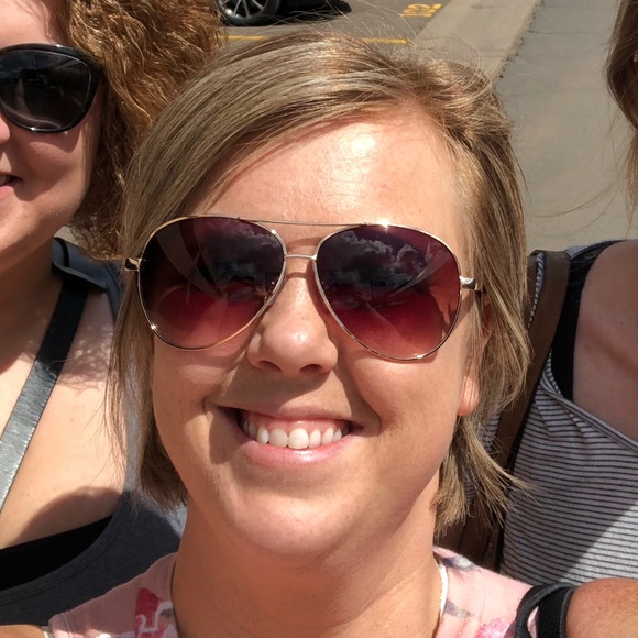 Profile Picture of Meghan Brostrom (@meghanb1985) on Poshmark