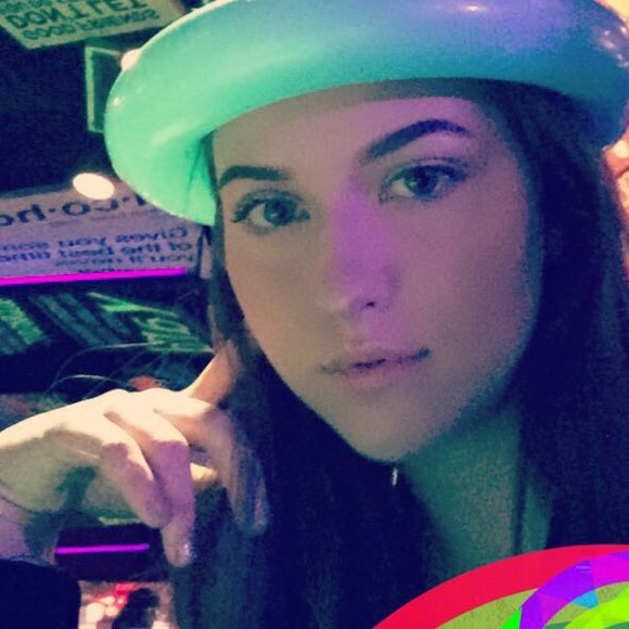 Profile Picture of Julia Halonen (@therediscovered) on Poshmark