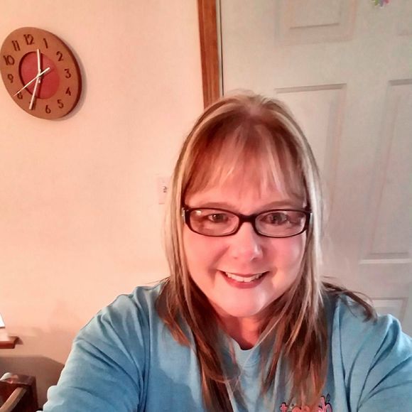 Profile Picture of Michelle Sones (@michellesones) on Poshmark