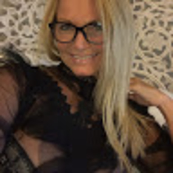 Profile Picture of Daveda Smith (@davedasmith) on Poshmark