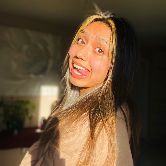 Profile Picture of Azalia Fuentes (@aza_fuentes) on Poshmark