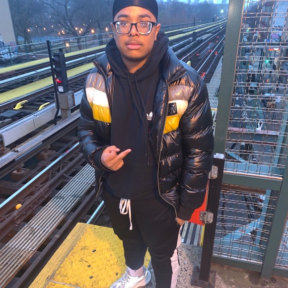Profile Picture of David Gil (@bxndit718) on Poshmark