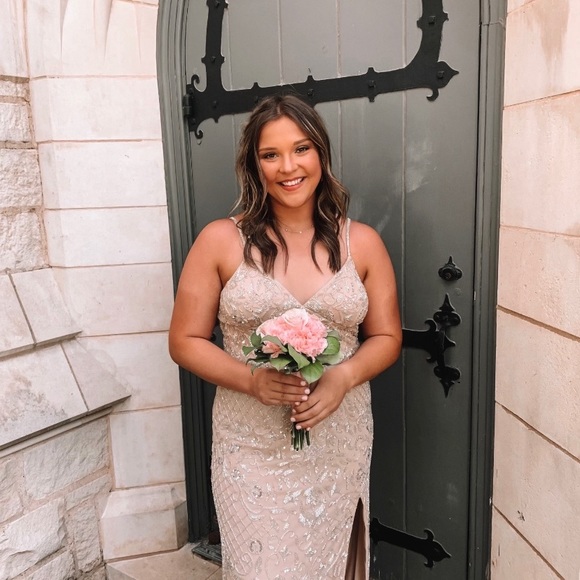 Profile Picture of Hannah Hutchison (@hannahhutch28) on Poshmark