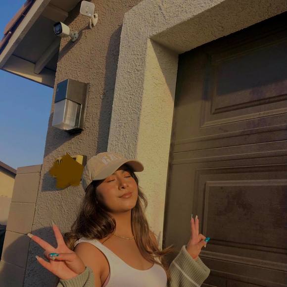 Profile Picture of Rivera Astrid (@riveraastrid527) on Poshmark