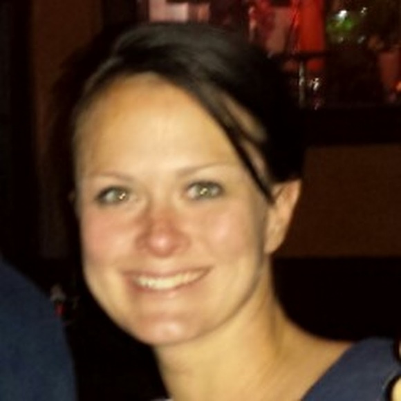 Profile Picture of Amanda Bakker (@abakker21) on Poshmark