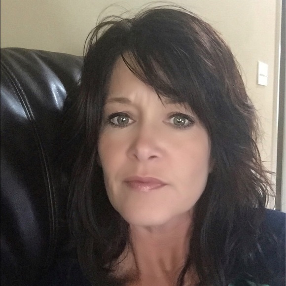 Profile Picture of Lisa Edelstein (@ledelstein) on Poshmark