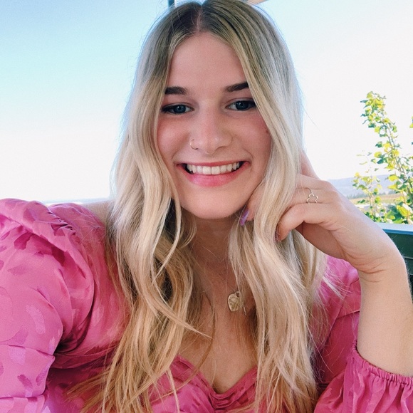 Profile Picture of Sydney Recce (@sydneyanne22) on Poshmark