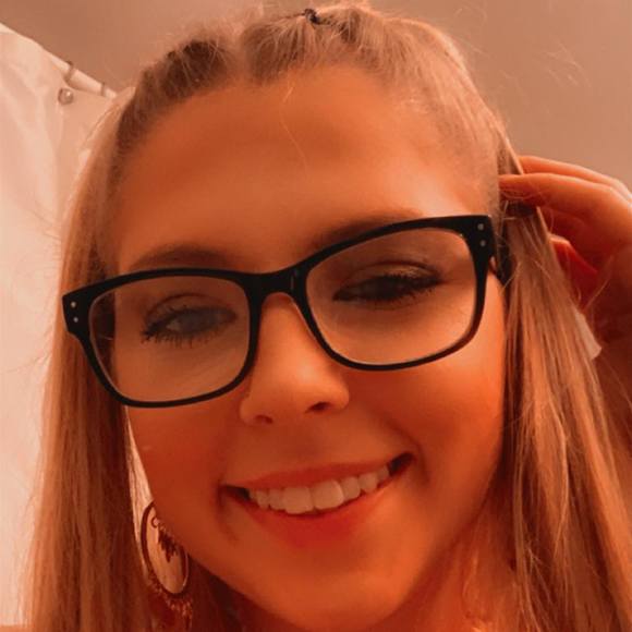 Profile Picture of Emily Clapper (@emilyclapper) on Poshmark