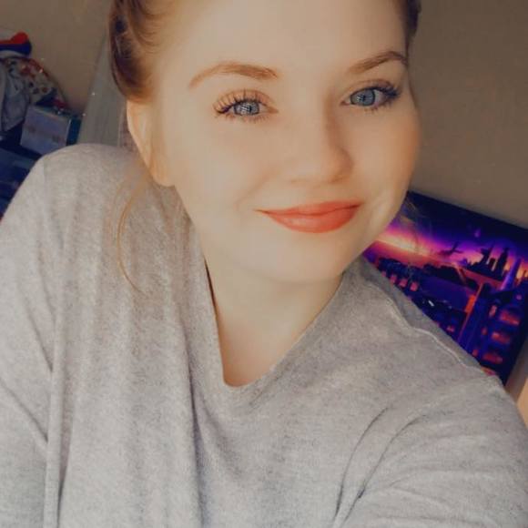 Profile Picture of Kortney Zienkiewicz (@kzienkiewicz) on Poshmark