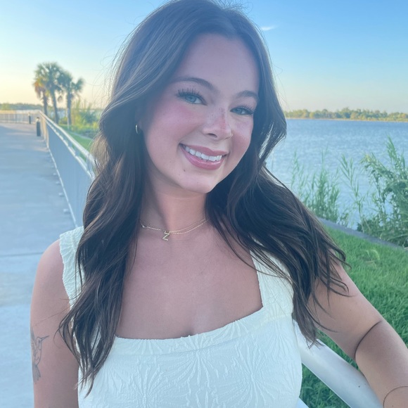 Profile Picture of Mia Simon (@miasimonn) on Poshmark