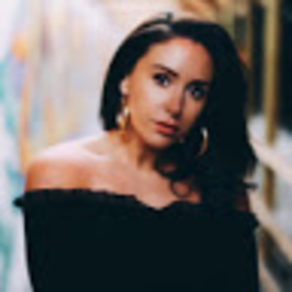 Profile Picture of Jessica Allouche (@jessicaallcas) on Poshmark