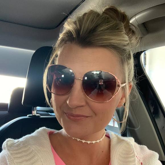 Profile Picture of Alysa Kuzak (@alysakuzak) on Poshmark