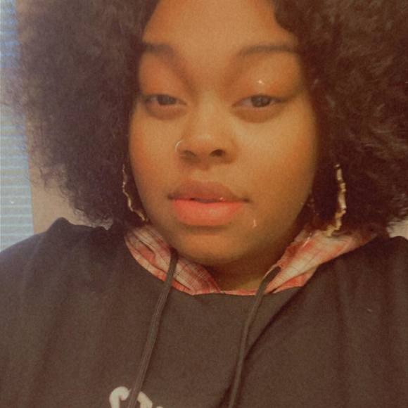 Profile Picture of Esha Devaughn (@eshadevaughn) on Poshmark