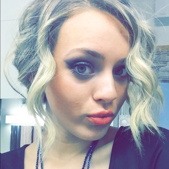 Profile Picture of Sarah Labbe (@sarai_deltoro) on Poshmark