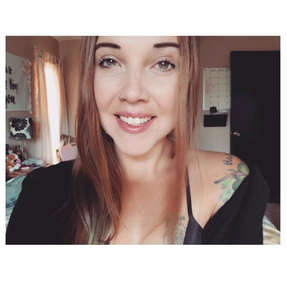 Profile Picture of Hope Selander (@hopeselander) on Poshmark