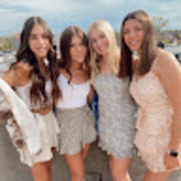 Profile Picture of Haley Toth (@tothhaley1) on Poshmark