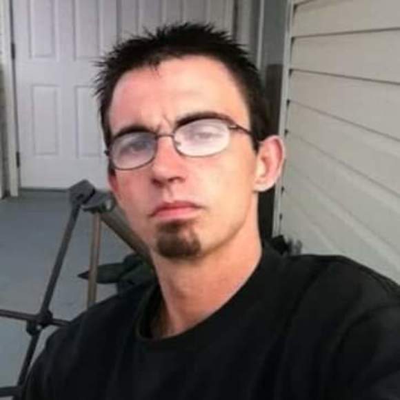 Profile Picture of Billy Roberts (@billyroberts952) on Poshmark