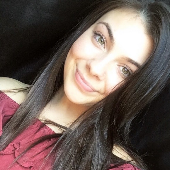 Profile Picture of Amber Coppersmith (@ambrcoppersmith) on Poshmark