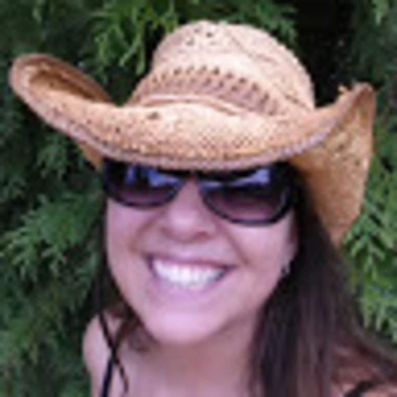 Profile Picture of Cindy Mcclanahan (@cinmccl) on Poshmark