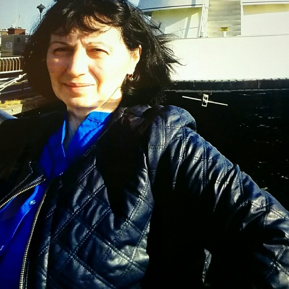 Profile Picture of Neli Gerity (@011462) on Poshmark