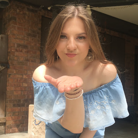 Profile Picture of Chloe Rushing (@chloe_rushing) on Poshmark