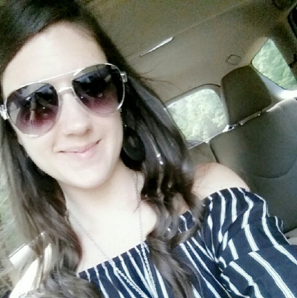 Profile Picture of Samantha Aukerman (@sam_aukerman) on Poshmark