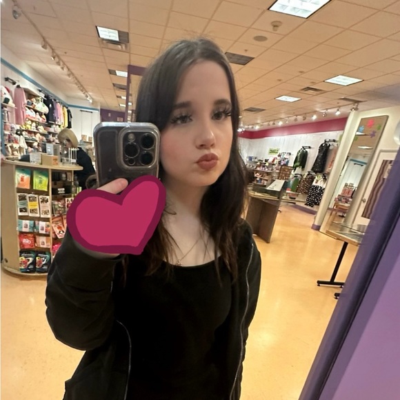 Profile Picture of Eliana Kollman (@eliana_253) on Poshmark