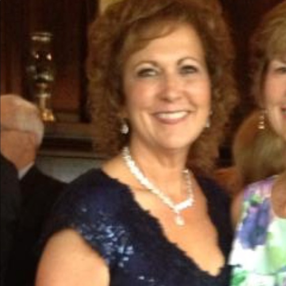 Profile Picture of Dawn Winkelman (@dawnwinkelm) on Poshmark