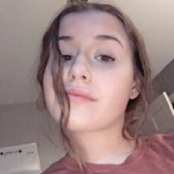 Profile Picture of Sarah Hichens (@sehichenss) on Poshmark