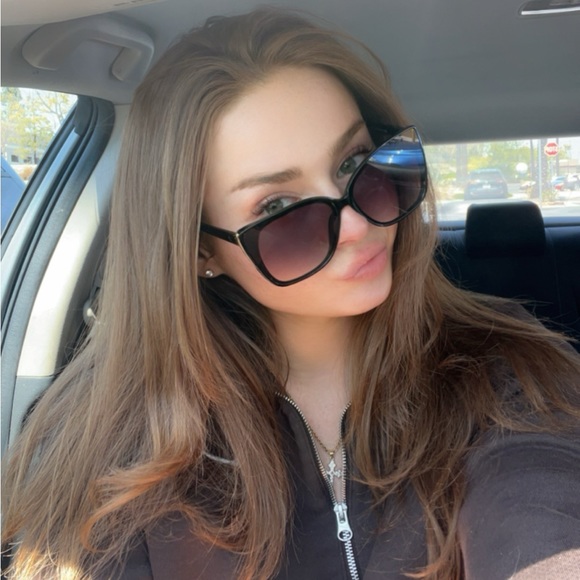 Profile Picture of Candice Thompson (@candyambree) on Poshmark