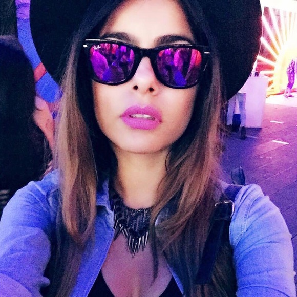 Profile Picture of Analaura Devary (@newlydevary) on Poshmark