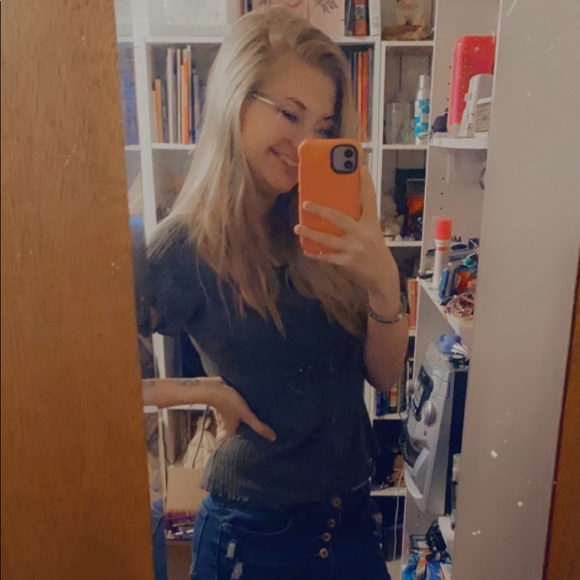 Profile Picture of Victoria Schroepfer (@vschroepfer) on Poshmark
