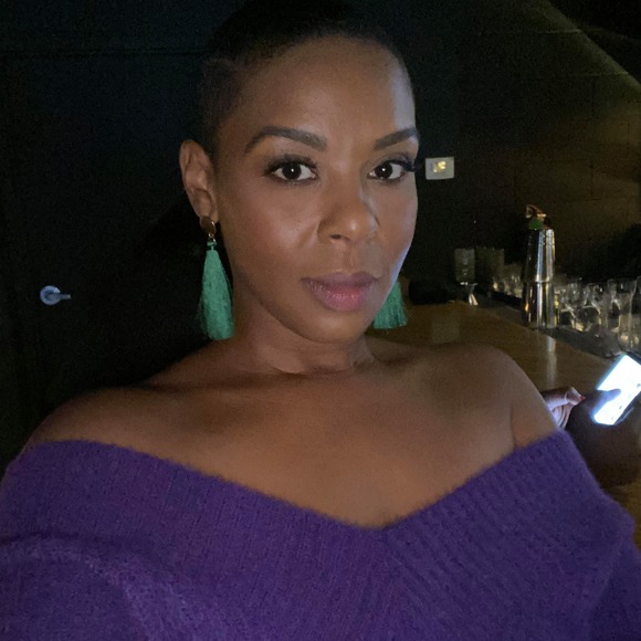 Profile Picture of Anitra Thomas (@shopanitra) on Poshmark