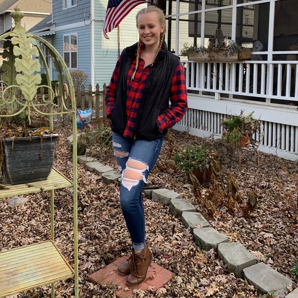 Profile Picture of Elizabeth Ruettiger (@ellie_ruettiger) on Poshmark