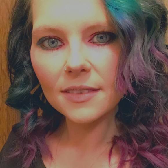 Profile Picture of Stephanie Damrell (@s_r_d90) on Poshmark