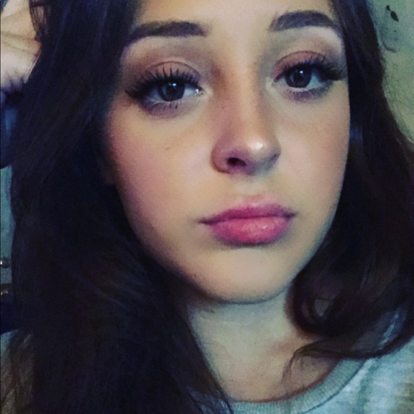 Profile Picture of Alexa Hernandez (@lexadez237) on Poshmark