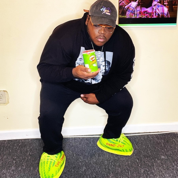 Profile Picture of Thomas White (@tfrankwhite) on Poshmark