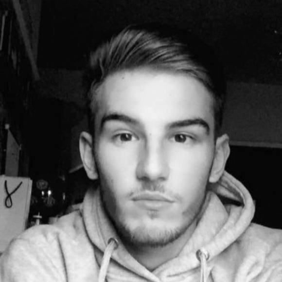 Profile Picture of Andrew Knotts (@drewski19900) on Poshmark