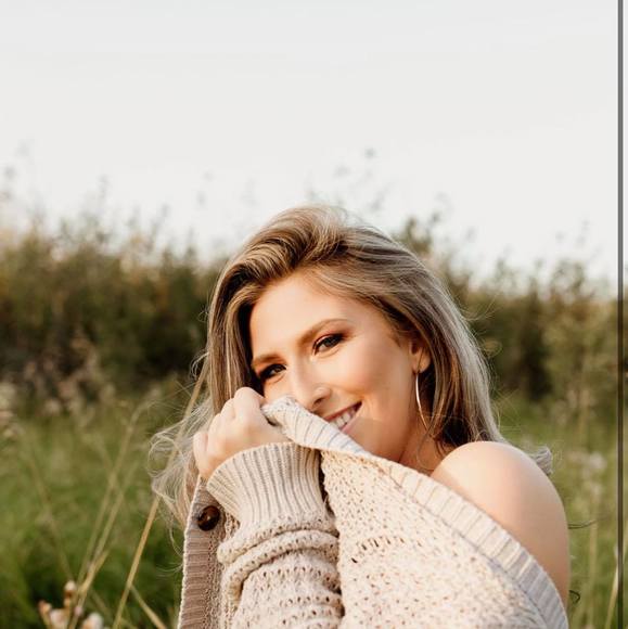 Profile Picture of Hailey Howlett (@hailey_howlett) on Poshmark