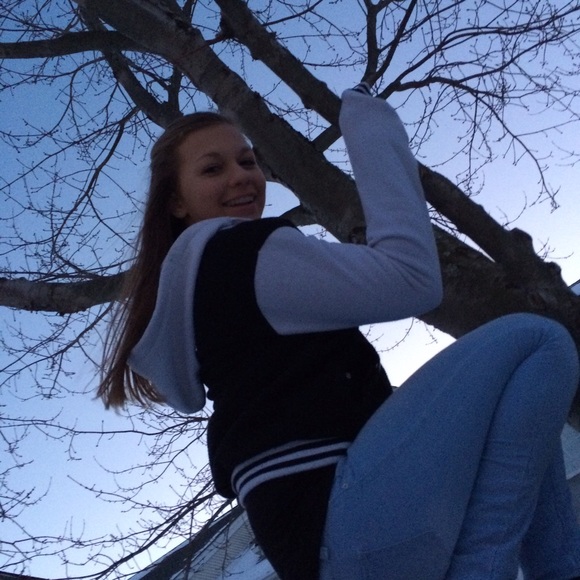 Profile Picture of Amanda Michaels (@mandie118) on Poshmark