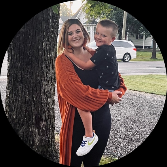 Profile Picture of Laura Osenga (@lamosenga) on Poshmark