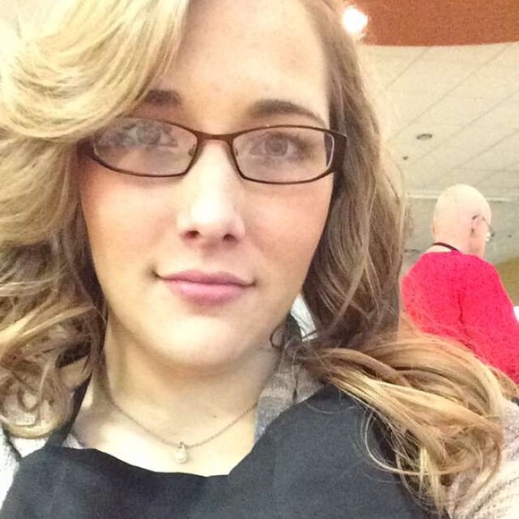 Profile Picture of Katie Hansmann (@hans2009) on Poshmark