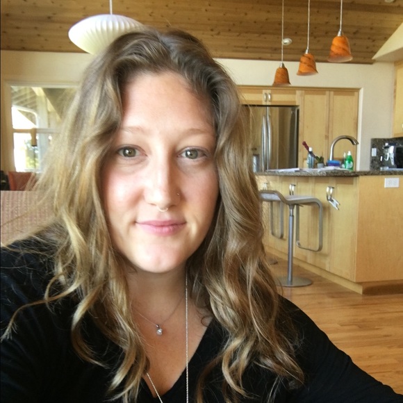 Profile Picture of Justine Grayson (@justinealexis) on Poshmark