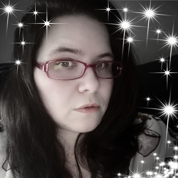 Profile Picture of Wendy Huddleston (@wendowpain) on Poshmark