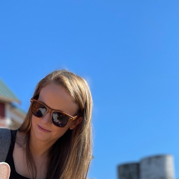Profile Picture of Leah Nicholson (@radnich) on Poshmark