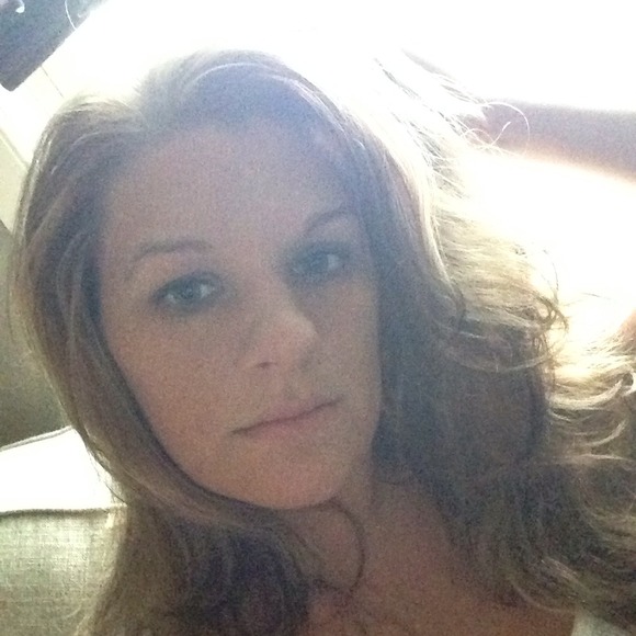 Profile Picture of Amanda Schuchart (@shoeheart0203) on Poshmark
