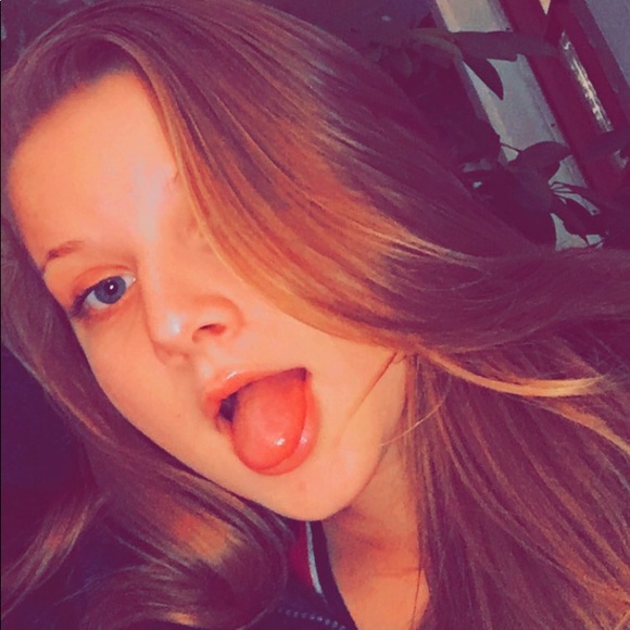 Profile Picture of Rachel Rhoton (@rachelrhoton) on Poshmark