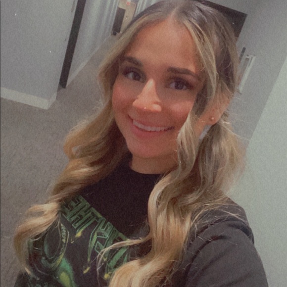 Profile Picture of Daniela Jenkins (@danielajenki435) on Poshmark