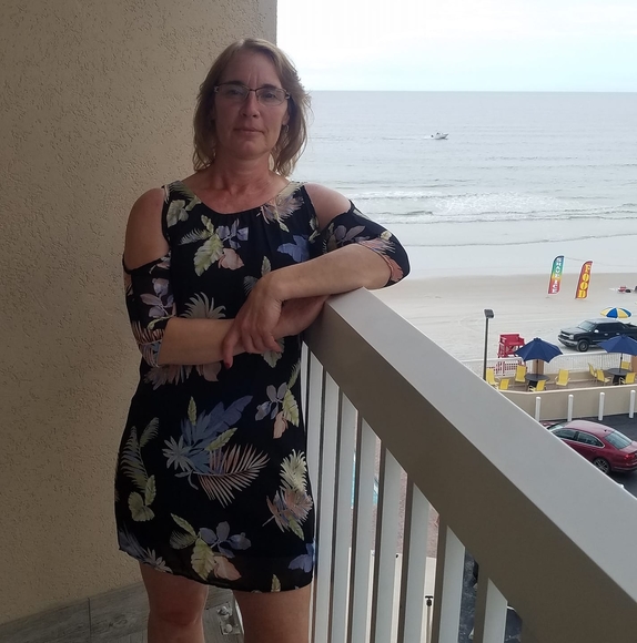 Profile Picture of Debbie Abrams (@doeeyes32) on Poshmark