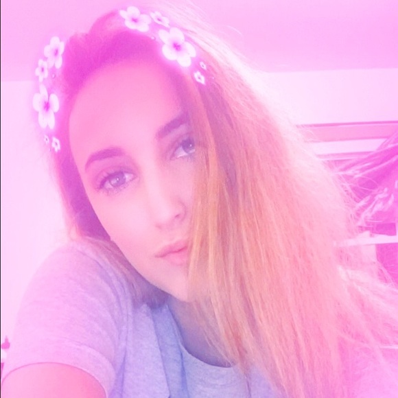 Profile Picture of Jenna Trager (@jenntragerr) on Poshmark